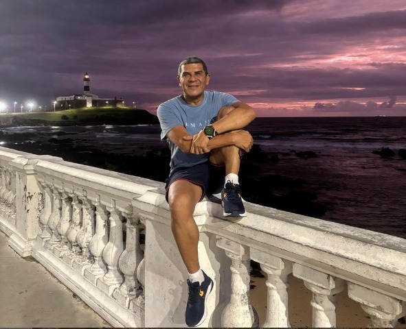 Colunista social Moisés Alencastro é encontrado morto em sua residência em Rio Branco